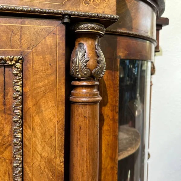 Antica credenza Vittoriana in radica di noce