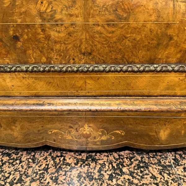 Antica credenza Vittoriana in radica di noce