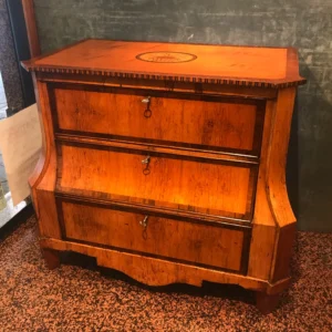 Antico Comò Continentale