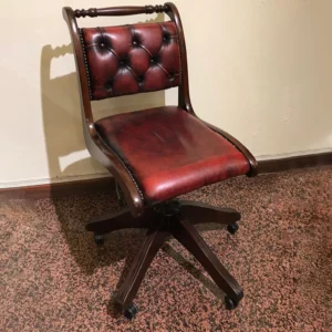Sedia girevole in mogano con seduta in pelle bordeaux
