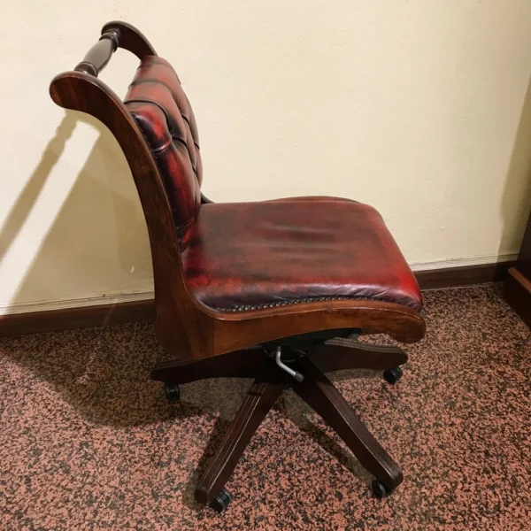 Sedia girevole in mogano con seduta in pelle bordeaux
