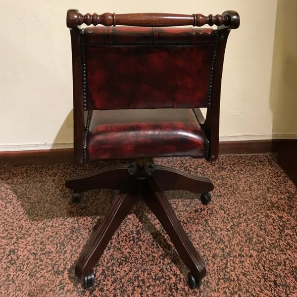 Sedia girevole in mogano con seduta in pelle bordeaux