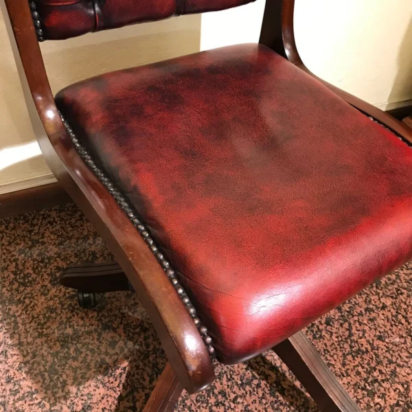 Sedia girevole in mogano con seduta in pelle bordeaux