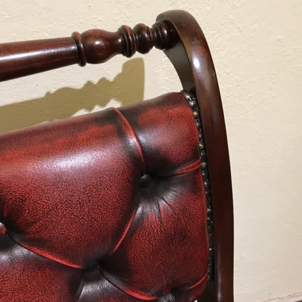 Sedia girevole in mogano con seduta in pelle bordeaux