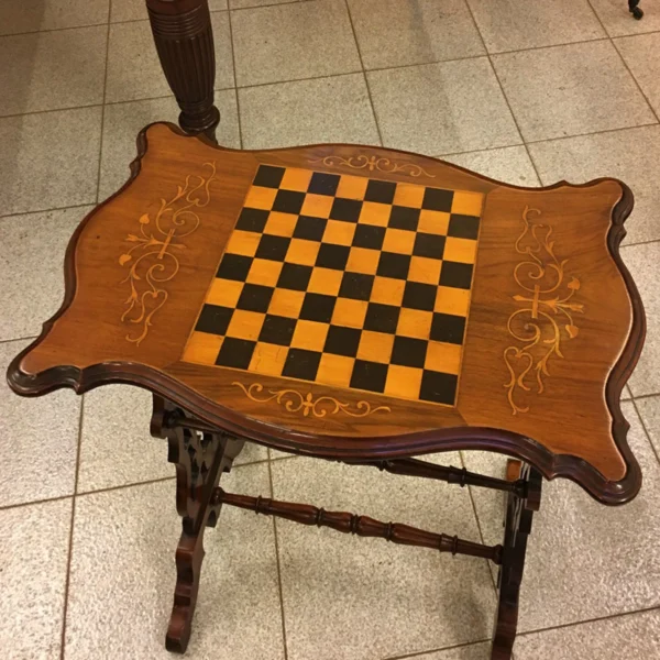 Antico tavolino da gioco in mogano