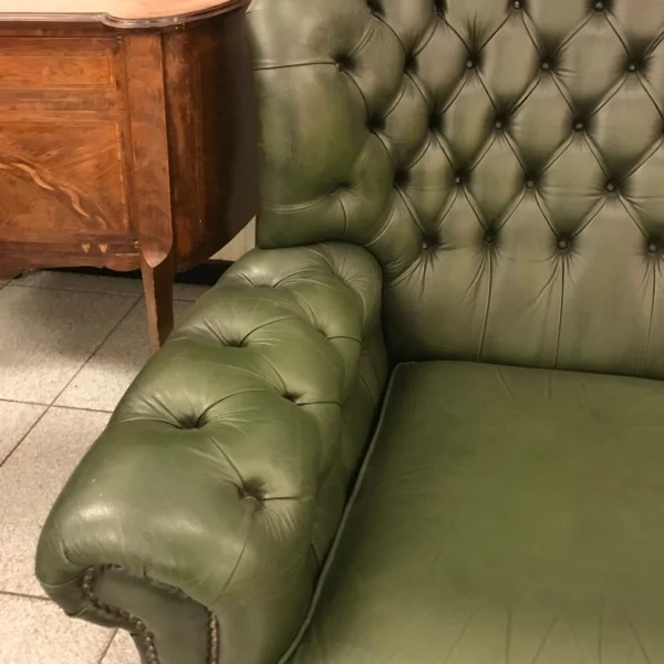Salotto vintage completo di poltrone e divano Chesterfield verde