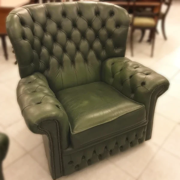 Salotto vintage completo di poltrone e divano Chesterfield verde