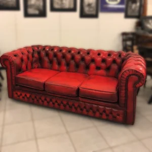 Divano Chesterfield vintage a tre Posti