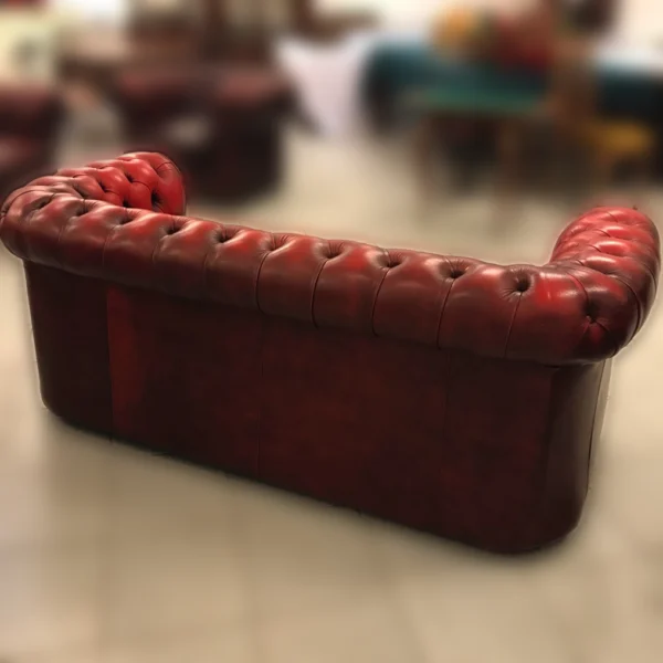 Divano Chesterfield vintage a tre Posti