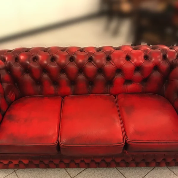Divano Chesterfield vintage a tre Posti