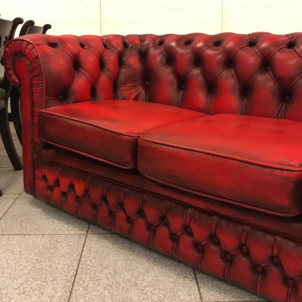 Divano Chesterfield vintage a tre Posti