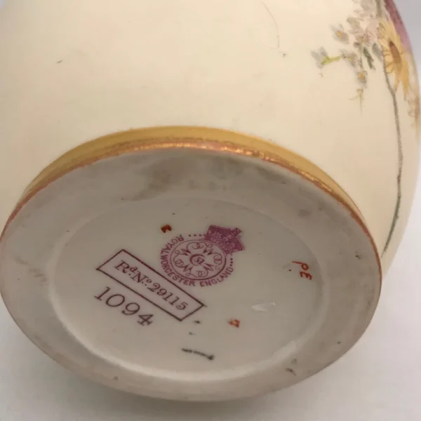 Antica brocca in porcellana inglese “Royal Worcester”