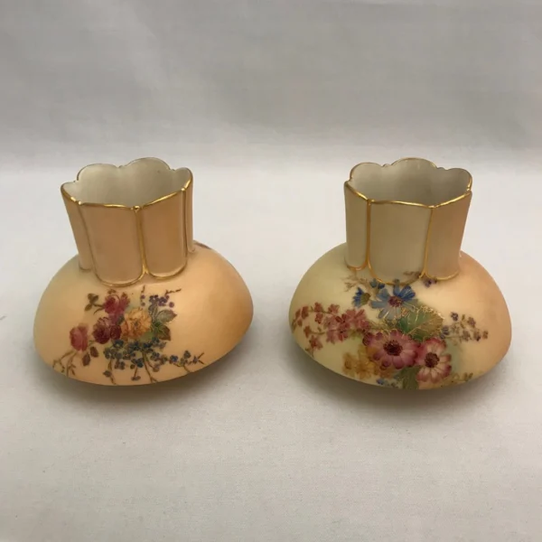 Antica coppia di portafiori in porcellana inglese “Royal Worcester”