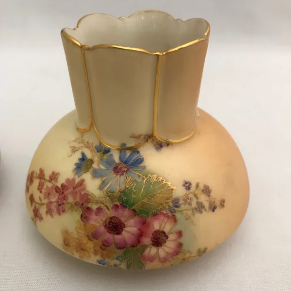 Antica coppia di portafiori in porcellana inglese “Royal Worcester”
