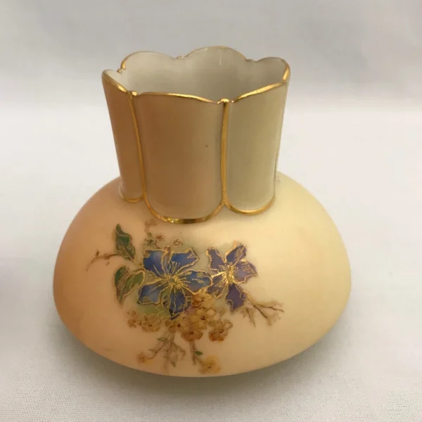 Antica coppia di portafiori in porcellana inglese “Royal Worcester”