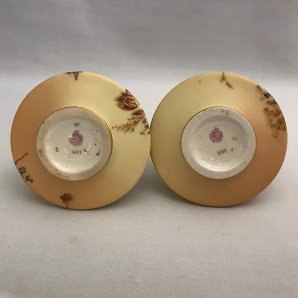 Antica coppia di portafiori in porcellana inglese “Royal Worcester”