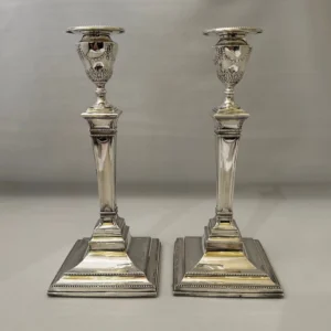 Antica coppia di candelieri in argento inglese