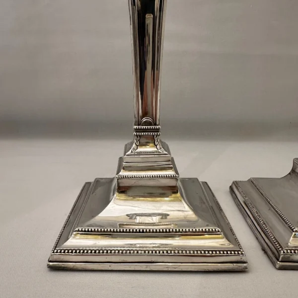 Antica coppia di candelieri in argento inglese