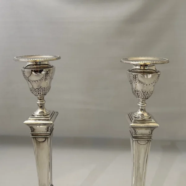 Antica coppia di candelieri in argento inglese