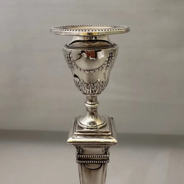 Antica coppia di candelieri in argento inglese