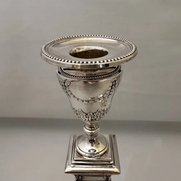 Antica coppia di candelieri in argento inglese