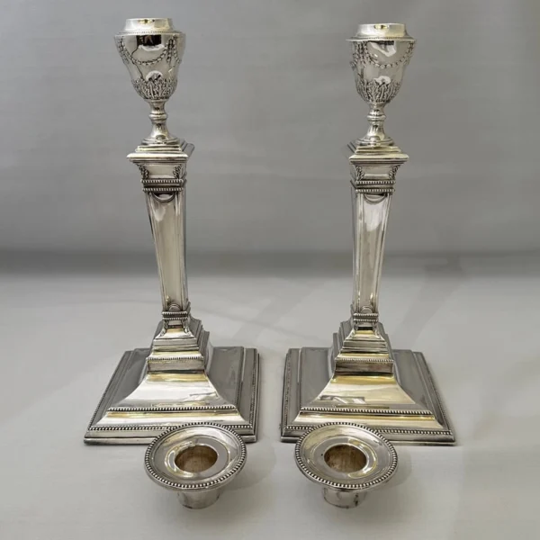 Antica coppia di candelieri in argento inglese