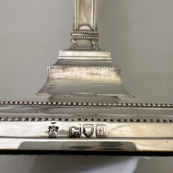 Antica coppia di candelieri in argento inglese