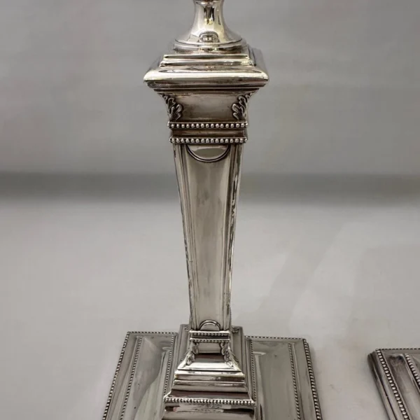 Antica coppia di candelieri in argento inglese