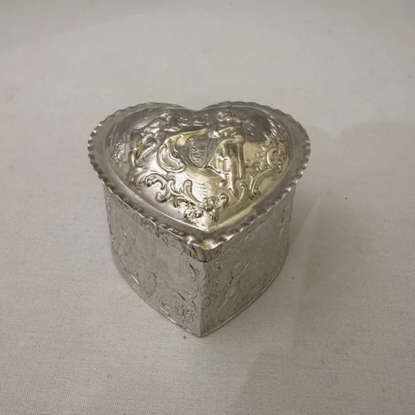 Antica scatola in argento a forma di cuore