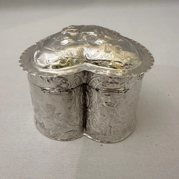 Antica scatola in argento a forma di cuore