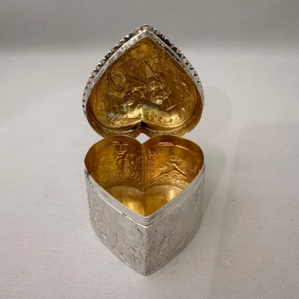 Antica scatola in argento a forma di cuore