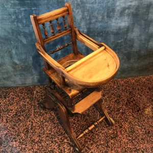 Antico seggiolone in legno