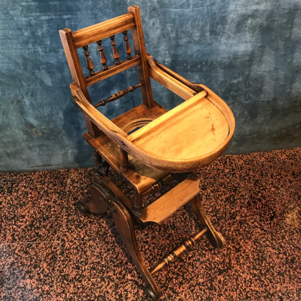 Antico seggiolone in legno