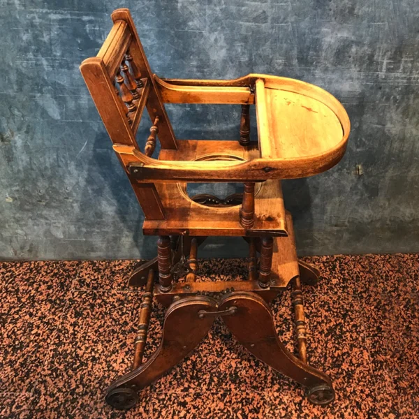 Antico seggiolone in legno