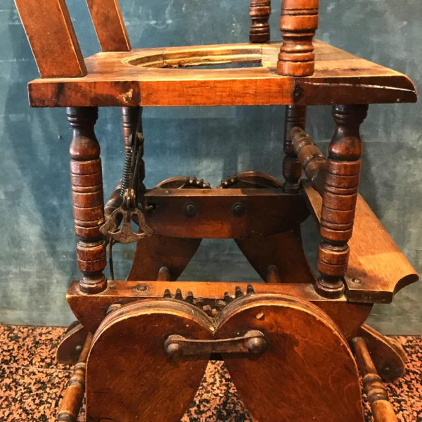 Antico seggiolone in legno
