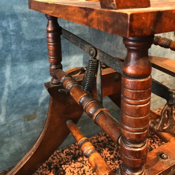 Antico seggiolone in legno