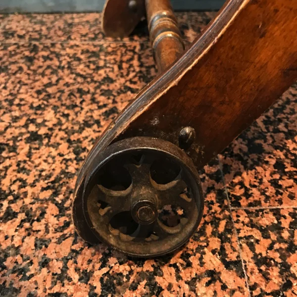 Antico seggiolone in legno