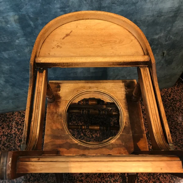 Antico seggiolone in legno