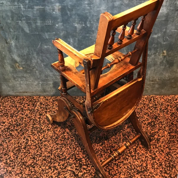 Antico seggiolone in legno