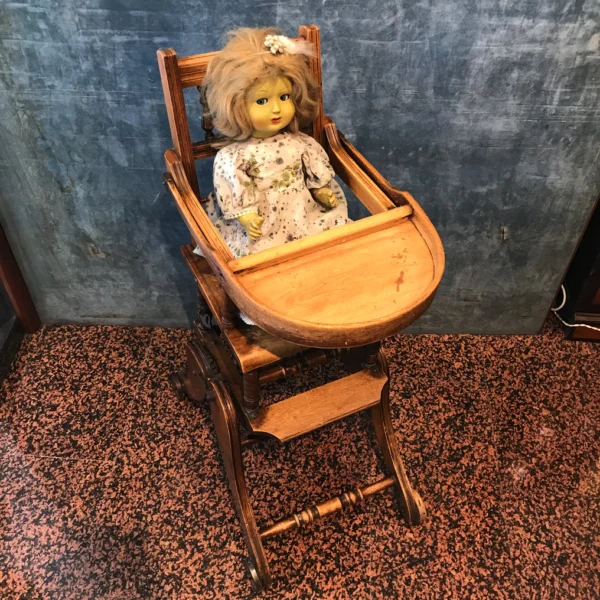 Antico seggiolone in legno