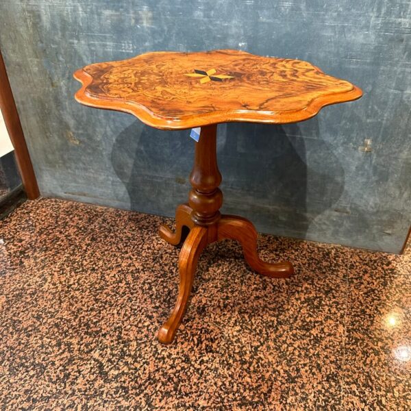 Antico tavolino in radica di noce