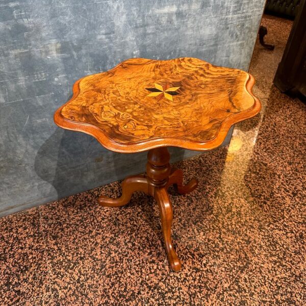 Antico tavolino in radica di noce
