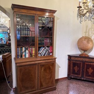 Antica vetrina a due ante in mogano
