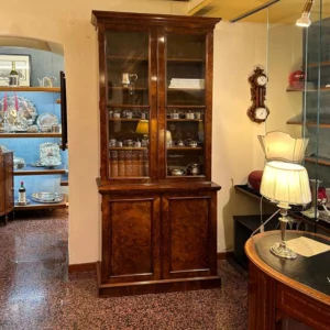 Antica vetrina a due ante in radica di noce