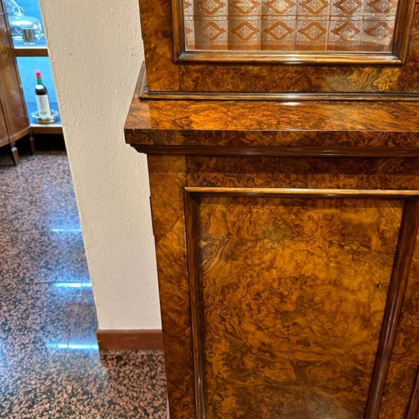 Antica vetrina a due ante in radica di noce