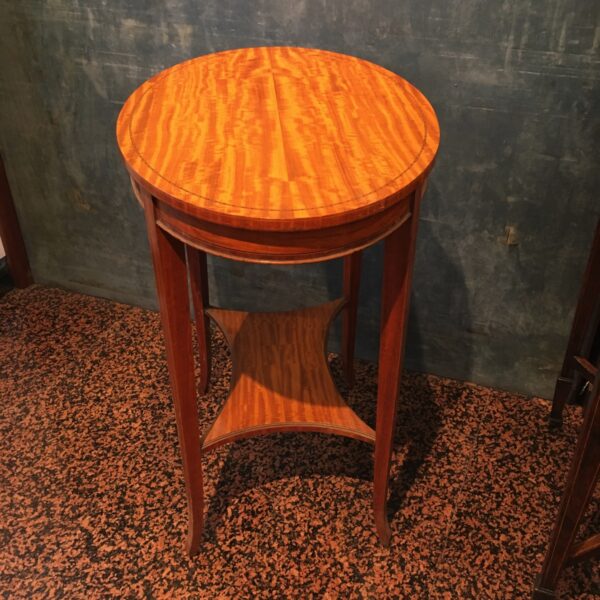 Antico tavolino ovale in satinwood