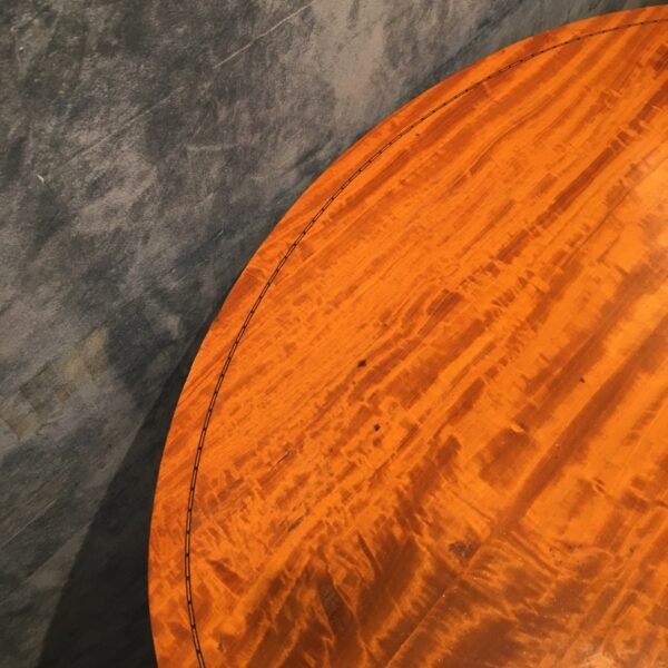 Antico tavolino ovale in satinwood