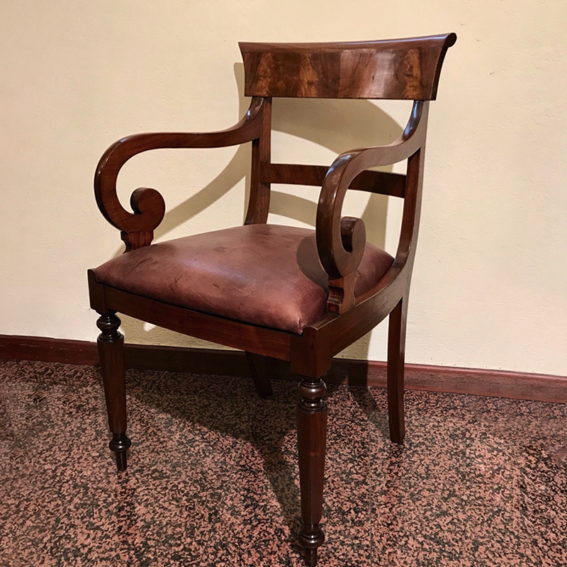 foto di categoria sedie e capotavola antiche