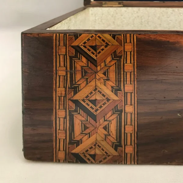 Antica scatola in legno intarsiata inglese