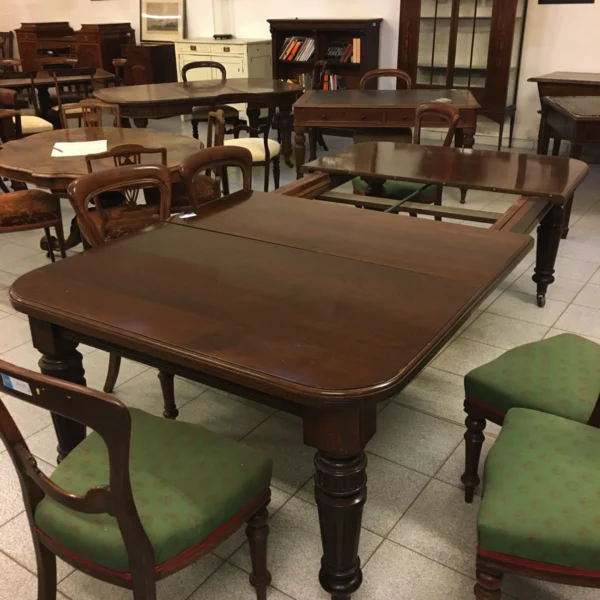 Antico tavolo allungabile in mogano